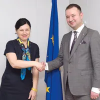 Codrin Scutaru,   fost secretar de stat la Muncă, aici la întâlnire oficială cu Vera  Jourova, comisar european pentru justiție