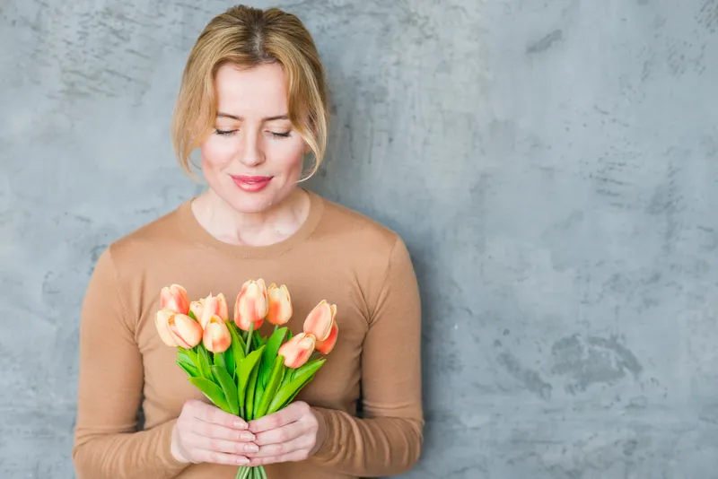 Pensionară așteptând pensia pe card - Foto: Freepik