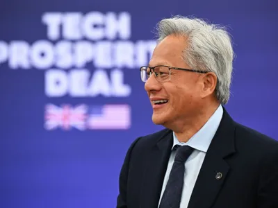 Jensen Huang, CEO-ul Nvidia, participă la o conferință de presă susținută de Donald Trump și Sir Keir Starmer - Foto: Profimedia Images