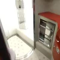 VIDEO A apărut un România un tren privat în care primeşte sandviş, apă de băut şi ai cabină de duş - Foto: captură video Facebook