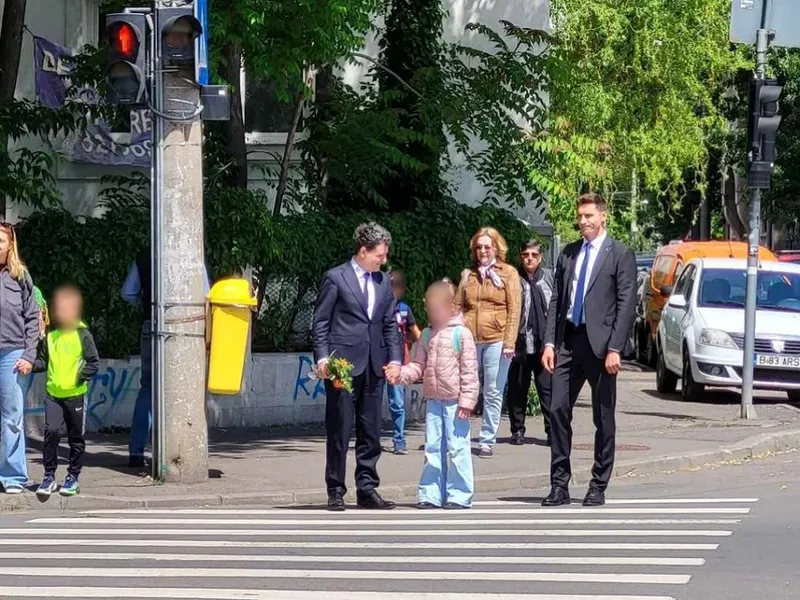 Nicușor Dan își duce fetița la școală - Foto: Facebook/ Theodor Vasile