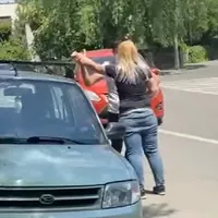 O șoferiță nervoasă l-a luat la picioare pe un adolescent care trecuse prin loc nepermis Foto: captură jurnaluldevrancea.ro