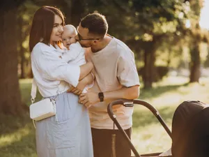 Familie cu bebeluș Foto: Freepik (rol ilustrativ)