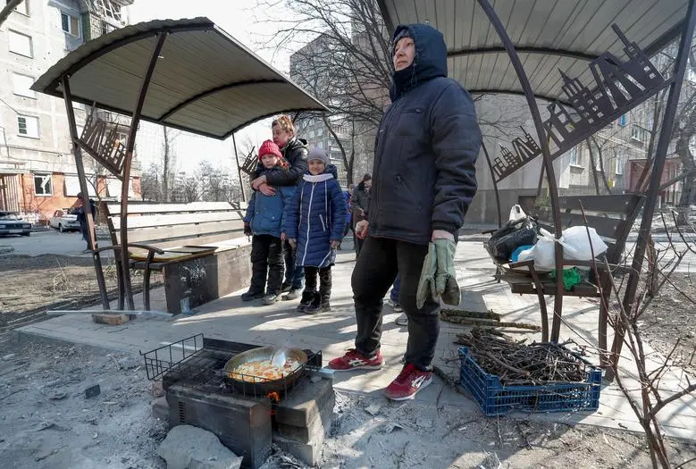 Locuitorii din Mariupol se roagă să plouă ca să aibă apă și vânează porumbei pentru mâncare/FOTO: Reuters