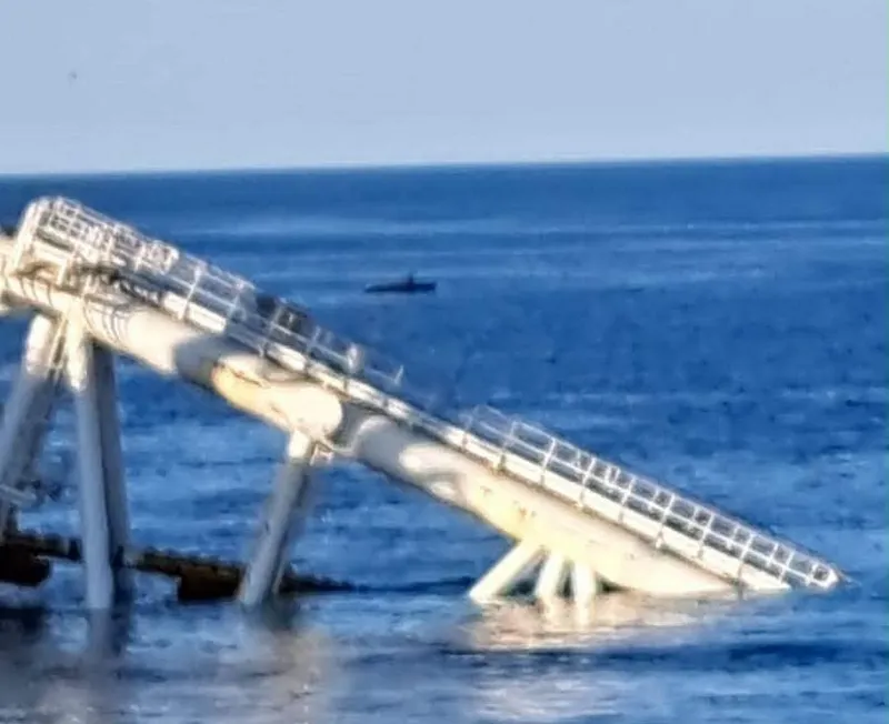 Un avion de luptă F-16 al Armatei Rom&acirc;ne a reușit să distrugă cu tunul de bord o dronă marină &icirc;ncărcată cu explozibil &icirc;n aproppiere de platforma  petrolieră Neptun Deep din Marea Neagră - Foto: Facebook / Radu Miruță