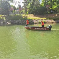 Un bărbat a murit după ce s-ar fi aruncat în canalul Bega din Timișoara. Ore întregi de căutări - Foto: ISU