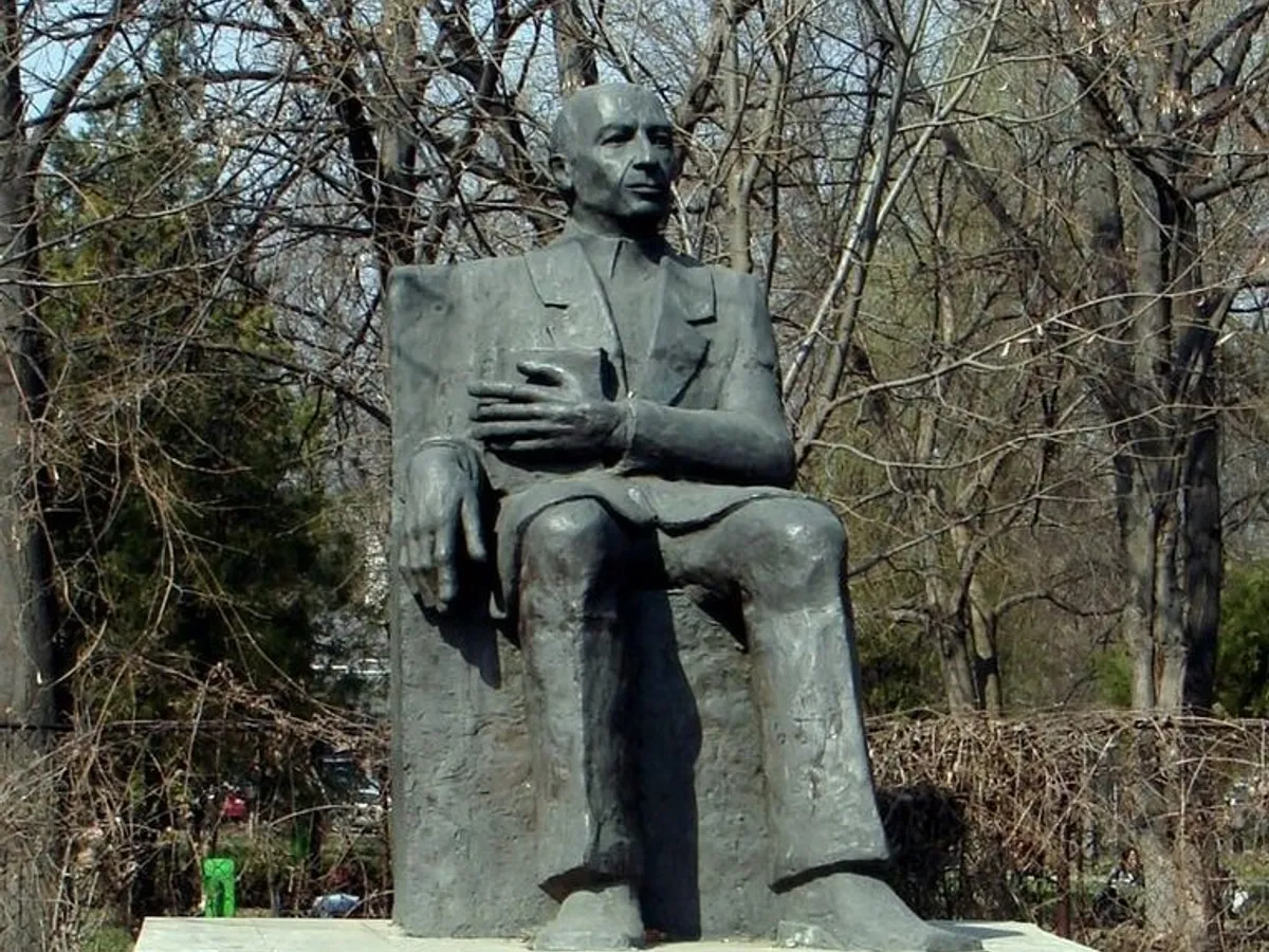 Statuia lui Nicolae Paulescu a fost inagurată în 2001, lângă Facultatea de Medicină. Sursa foto: Wikipedia