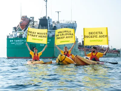 FOTO&VIDEO Protest pe mare al activiștilor de mediu în fața petrolierului rusesc VF Tanker 2. FOTO: Răzvan Dima