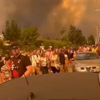 Turiștii fug din Rodos din cauza incendiilor