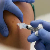 Vaccin administrat împotriva COVID/FOTO: Getty