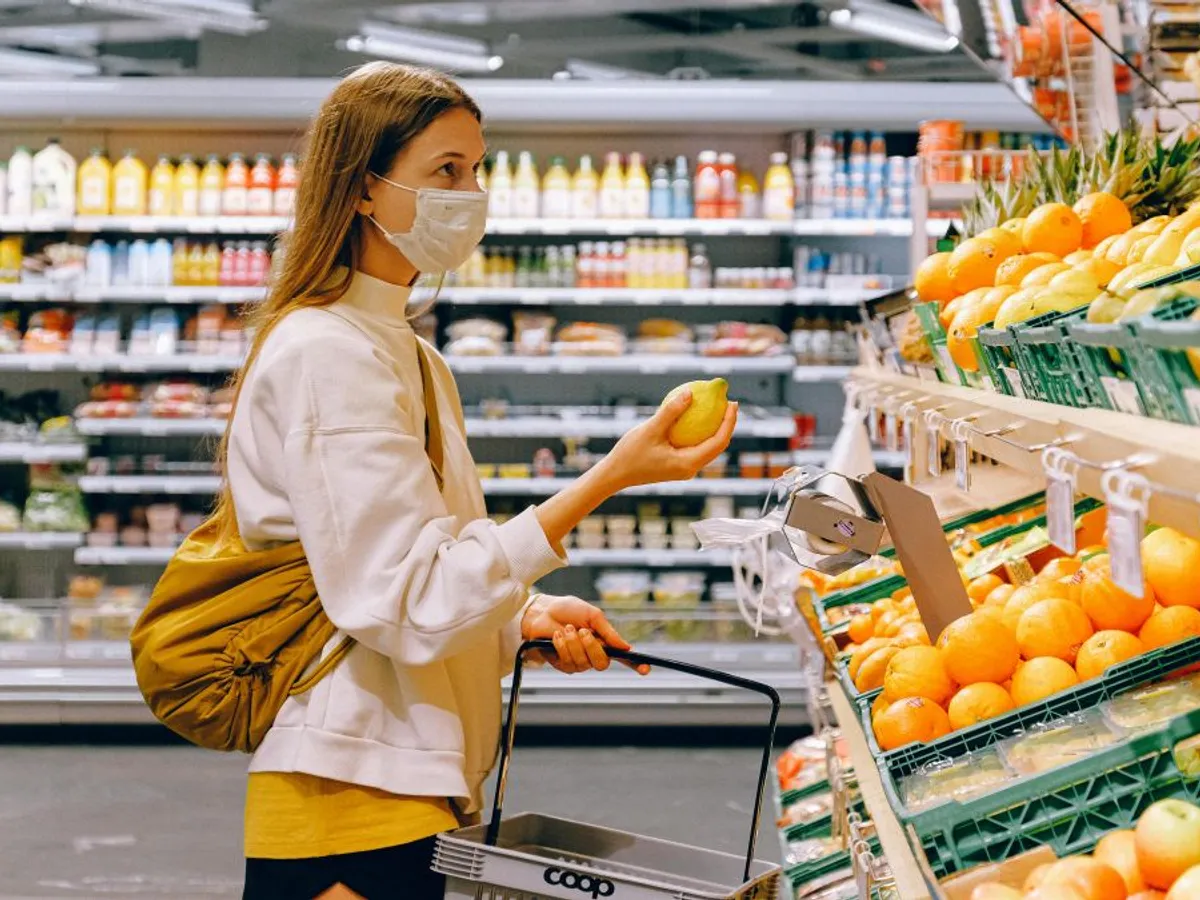 Femeie la cumpărături, în faţa unui stand cu fructe, în hypermarket - Foto: Pexels/Anna Shvets