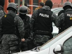 Polițiștii fac percheziţii într-un dosar de evaziune fiscală şi spălare de bani cu un prejudiciu de 4,2 milioane lei. / Foto: promptmedia.ro