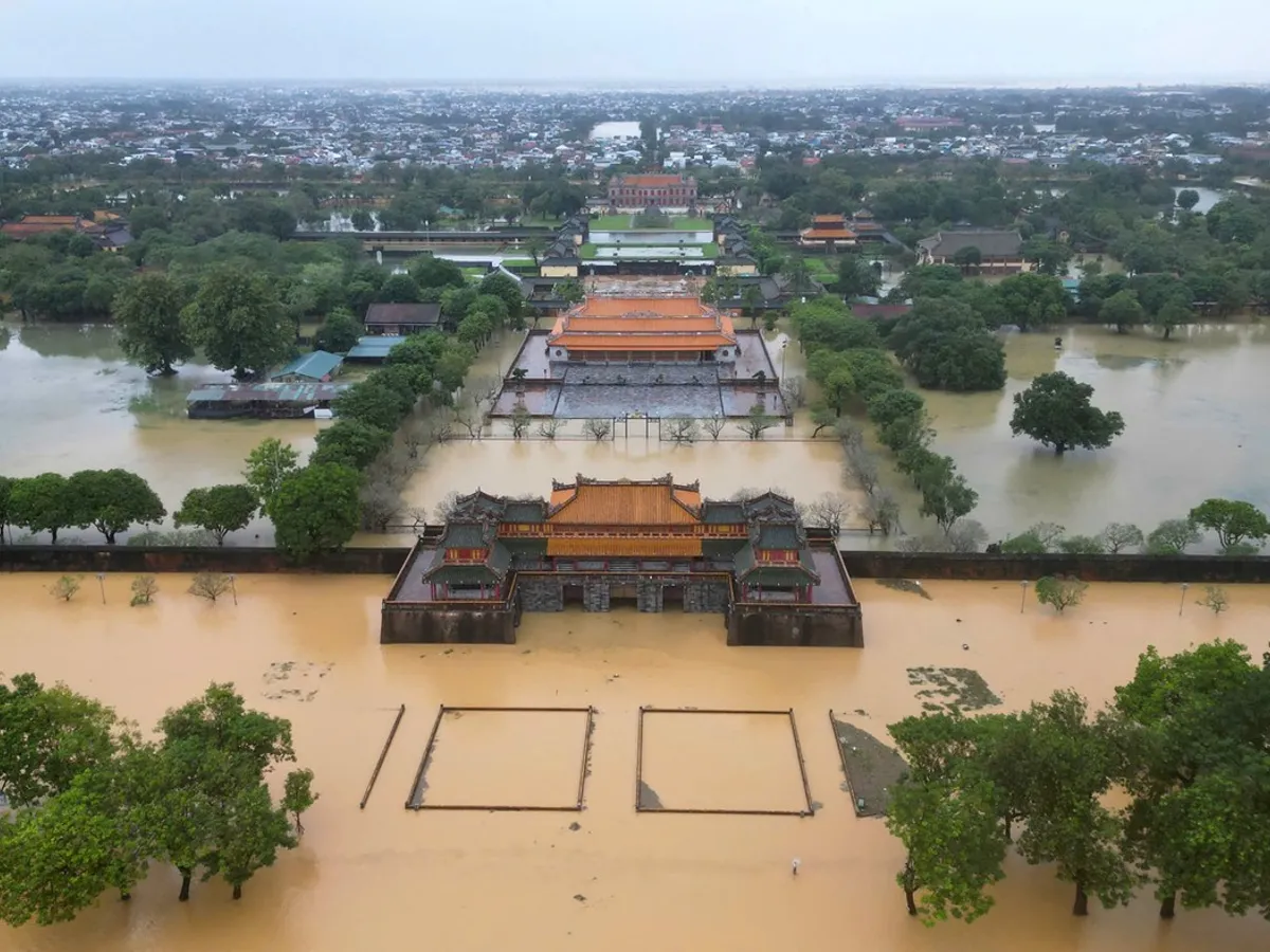 VIDEO Ploi record, în Vietnam: 1 metru cub, adică 1.000 de litri, în 24h. Mii de oameni, evacuați