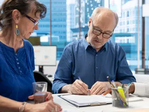 Pensionar care scrie Foto: Freepik (rol ilustrativ)