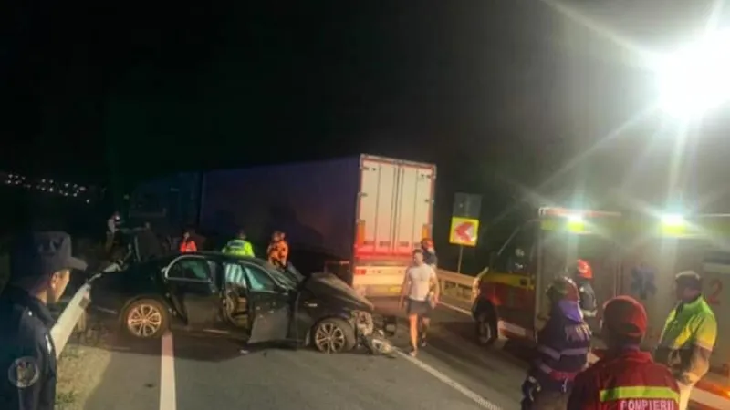 Mercedes S-Klasse, „șifonat” bine de două TIR-uri pe centura Bacăului. / Foto: Info Trafic 24, Facebook
