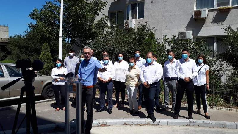 Stelian Ion în fața blocului în care are o garsonieră de 37 mp care e apartament de 67 mp/FOTO: NWR