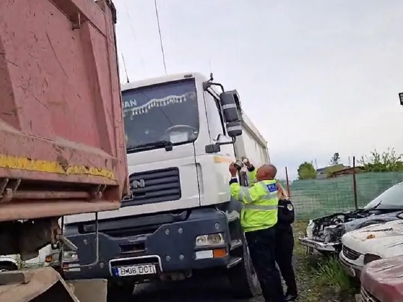 Poliția a confiscat camioanele cu deșeuri Foto: captură video Facebook/Rareș Hopincă