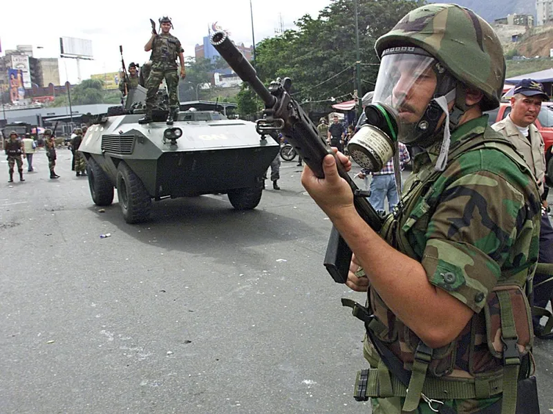 Iunie 2003. O ţară &icirc;n haos. Poliţia Antirevoltă ia &icirc;n custodie o stradă din cartierul Petare, disputat de chavişti şi opoziţie - Foto: Profimedia Images (Imagine cu caracter ilustrativ)