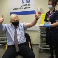 Doar 30 de cheaguri de sânge la 18 milioane de doze AstraZeneca în Marea Britanie. Și premierul Boris Johnson s-a vaccinat cu AZ/FOTO: DIgi24