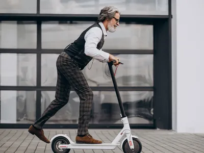 Pietonii, trotinetiștii și bicicliștii care merg pe trotuare nu trebuie să depășească viteza de 6 km/h - Foto: Freepik (Imagine cu rol ilustrativ)