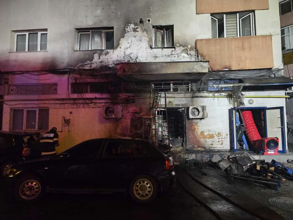 Incendiu izbucnit la o ghenă de gunoi din Cluj-Napoca. A distrus două mașini și a afectat un bloc