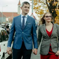 Candidatul Dan Barna impreuna cu sotia sa in ziua alegerilor/Foto: Facebook Dan Barna