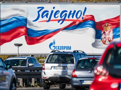 Serbia. Mașinile trec pe lângă un panou publicitar Gazprom pe care este reprezentat un steag rus - Foto: Profimedia Images