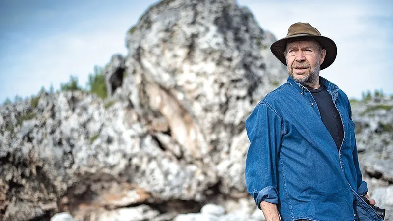 Expertul în schimbări climatice, James Hanson, cercetează roci aduse de furtună în Bahamas