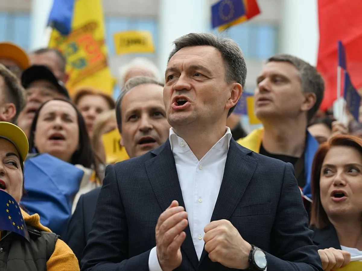 Dorin Recean şi alte sute de manifestanţi pro-Europa, la un miting al partidului de guvernământ, PAS - Foto: Profimedia Images