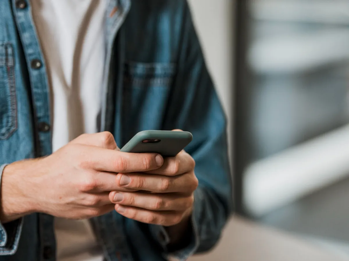 persoana care sta pe telefon Foto: Freepik (rol ilustrativ)