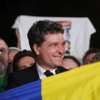 Nicuşor Dan urmăreşte exit-poll-urile, în mijlocul susţinătorilor - Foto: INQUAM PHOTOS/Adriana Neagoe
