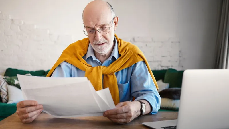 Agent de pază la Casa de Pensii intermedia mita pentru pensie. Pensionarii dădeau 650 de lei șpagă - Foto: Freepik (rol ilustrativ)