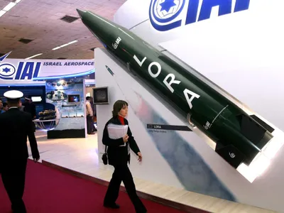 New Delhi. International DefExpo 208. O femeie merge pe lângă  o rachetă LORA de croazieră israeliană - Foto: Profimedia Images