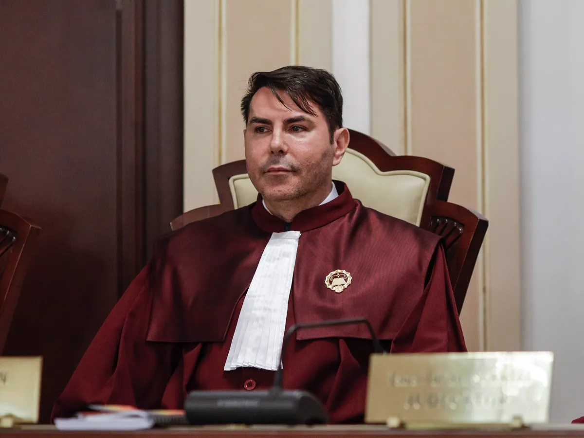 Judecătorul CCR Stan, în concediu ca să nu taie pensiile speciale. A terminat o Facultate de Drept necreditată