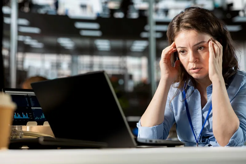 Femeie la birou - Foto: Freepik