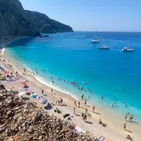 Când vremea alungă turiștii de pe plajă, în Grecia, ei pot vizita muzee și mănăstiri. Foto: Facebook / Flori Grigoras