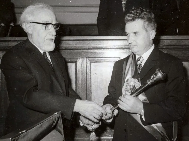 Nicolae Ceaușescu primește de la Ştefan Voitec eşarfa tricoloră cu stema ţării şi sceptrul. - Foto: Fototeca online a comunismului românesc - cota 1/1974