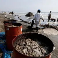 Dezastru ecologic în Peru, după scurgerea de petrol provocată de tsunami-ul din Tonga/FOTO: Reuters