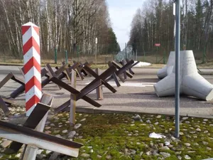 Lituania ia în calcul construirea unor bariere antitanc la granița cu Belarus, așa cum face Polonia - FOTO: Twitter/@mblaszczak