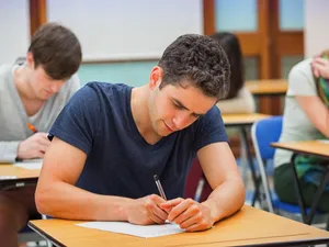Elevii din ultimul an de liceu încheie cursurile vineri. Când începe examenul de Bacalaureat 2025 - Foto: Profimedia images