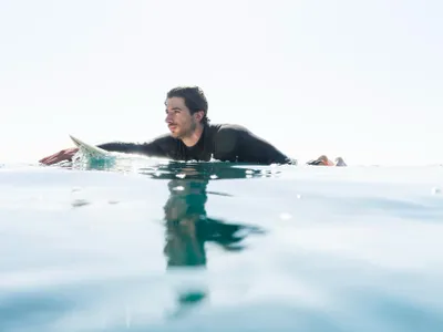 Bărbat înoată în ocean - Foto: magnific (rol ilustrativ)