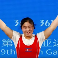 Nou record mondial la haltere, stilul smuls. Nord-coreeana Kim Il Gyong a ridicat 111 kg - Foto: rappler.com