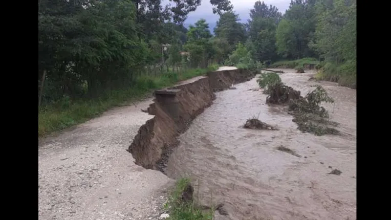 Un drum din Vâlcea, rupt de o viitură pe o lungime de 100 de metri - Foto: ISU