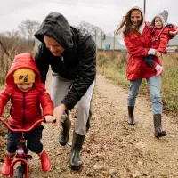 Copiii nu mai sunt numiți după tată. Trebuie să primească numele de familie ale ambilor părinţi.  / Pexels / Yan Krukov