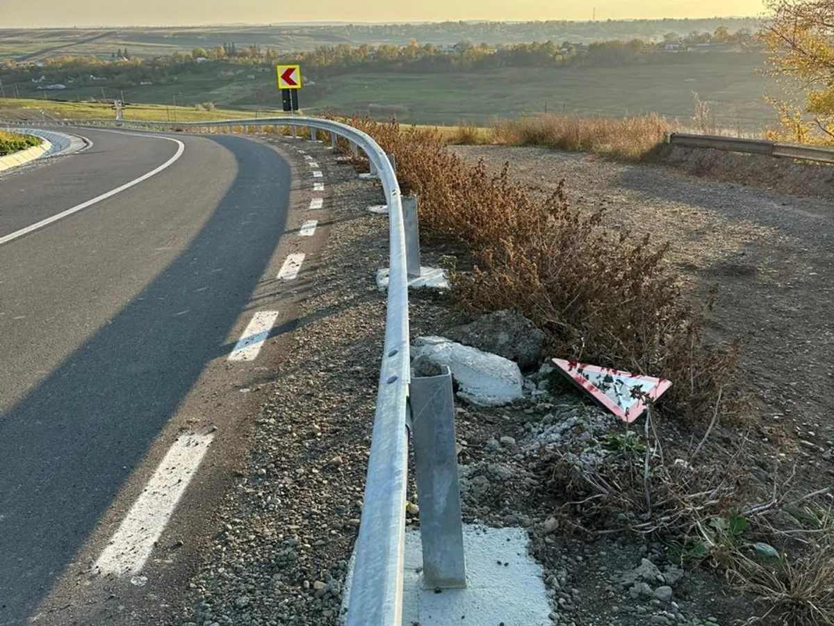 Tipic românesc! Lămpi solare și semne de circulație proaspăt puse, furate de pe un drum național - Foto: Arhivă / imagine cu caracter ilustrativ