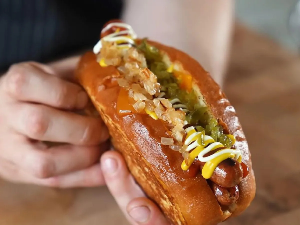 Cât costă hot-dog-ul cu boabe de piper din aur