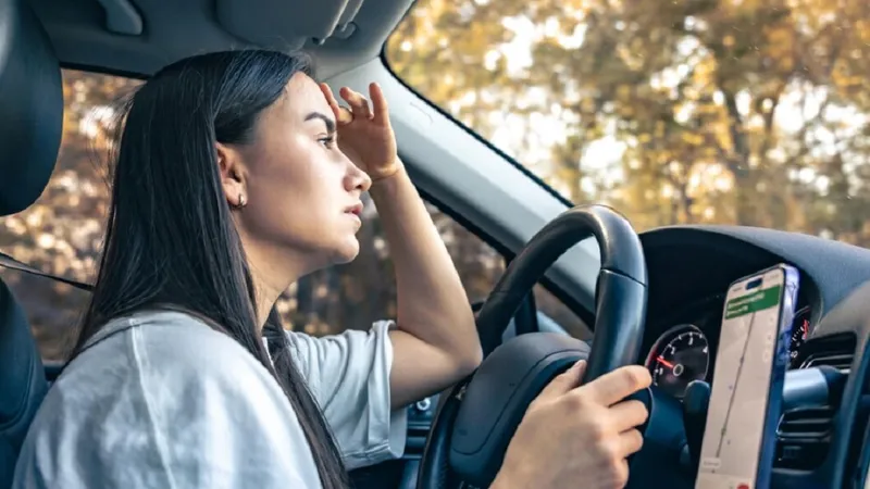 Amendă usturătoare pentru șoferi dacă fac asta la volan: peste 1.300 de lei. Pot rămâne fără permis - Foto: Freepik.com (rol ilustrativ0
