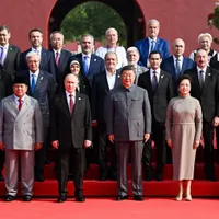 Adrian Năstase și Viorica Dăncilă, la parada din China - Foto: Profimedia Images