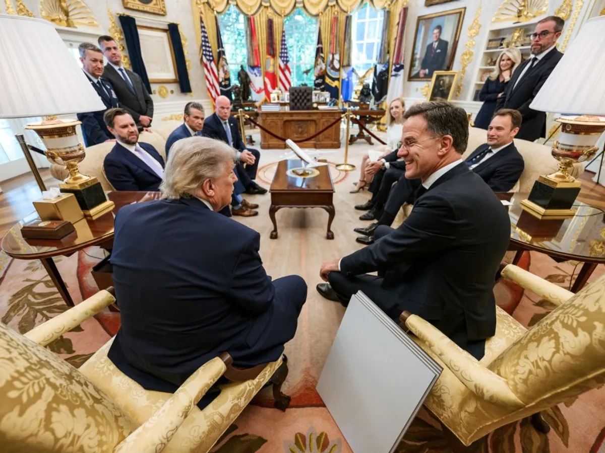 Preşedintele SUA, Donald Trump, în Biroul Oval, întâlnire cu secretarul general NATO, Mark Rutte - Foto: Profimedia Images