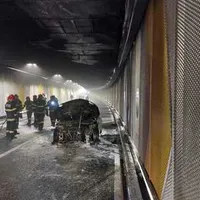 O mașină a luat foc în Pasajul Unirii din București. / FOTO: ISU Bucureşti-Ilfov